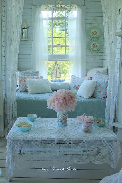 shabby chic bedroom idea in blue accent decoration