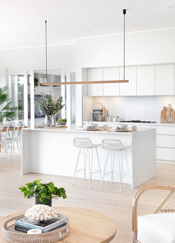 white coastal kitchen idea