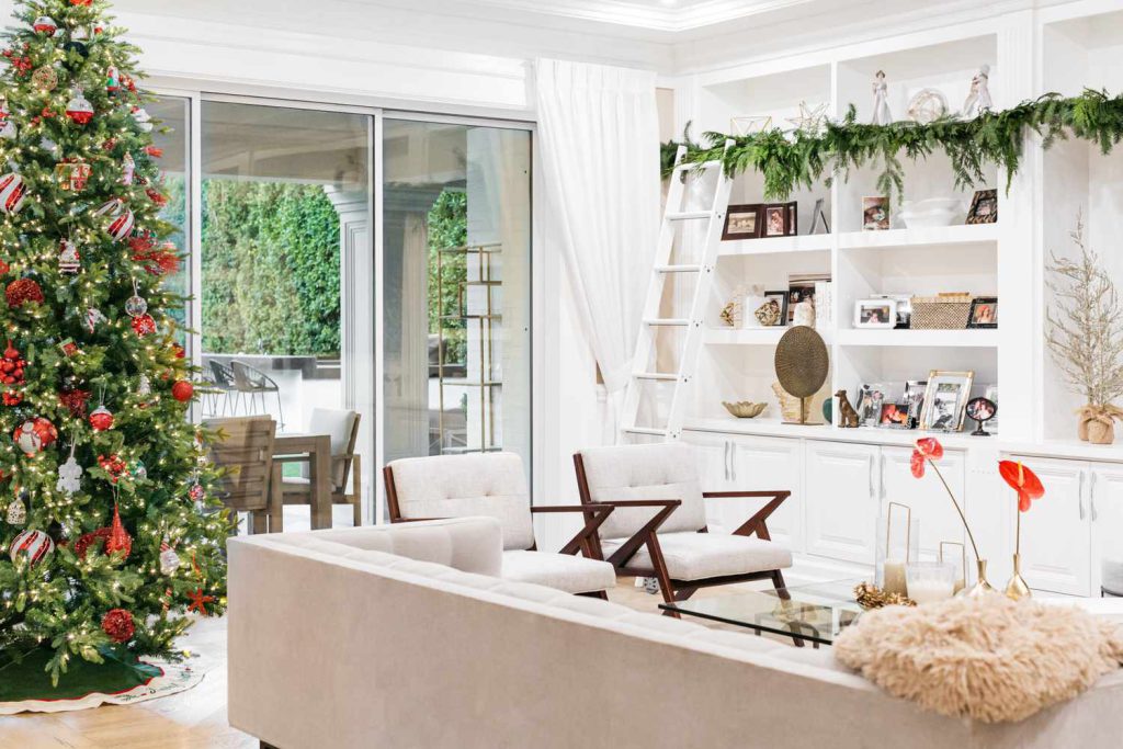 Welcoming Chrismast with These 24 Christmas Room Decoration Ideas ...